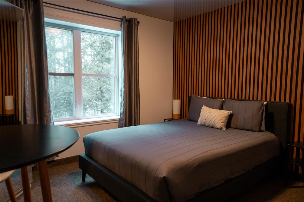 Chambre avec 1 lit queen (&copy;Au Sommet du Lac Magog)