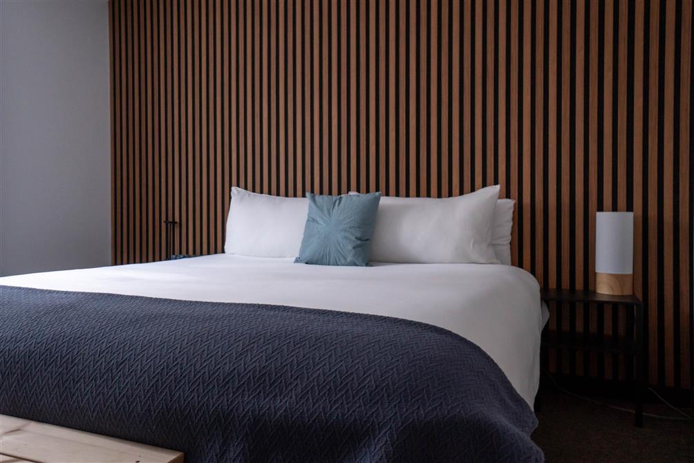 Chambre avec un lit king (&copy;Au Sommet du Lac Magog)