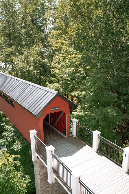 Pont Rouge (&copy;Le Vignoble du Ruisseau)