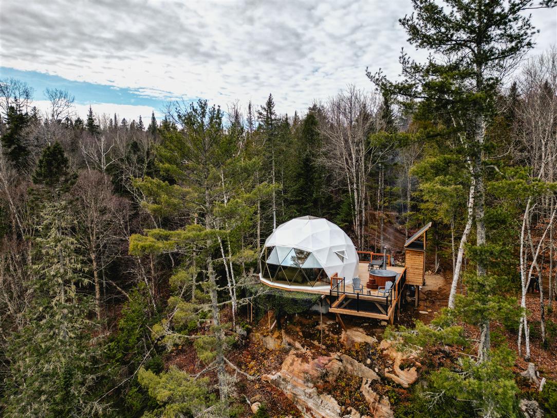 Dômes perchés à flanc de montagne