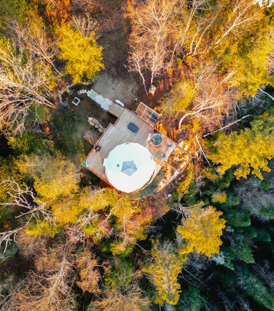 Immense espace de vie avec terrasse privé et espace foyer extérieur