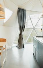 Cuisine tout équipé et coin repas avec table