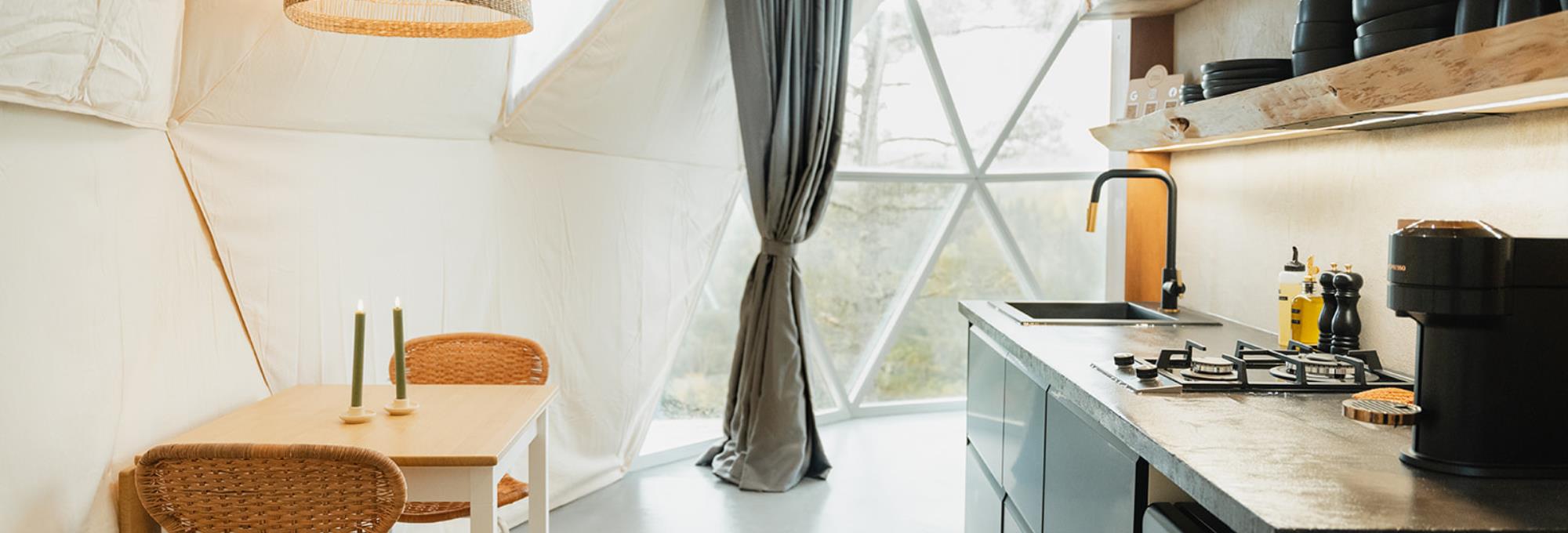 Cuisine tout équipé et coin repas avec table