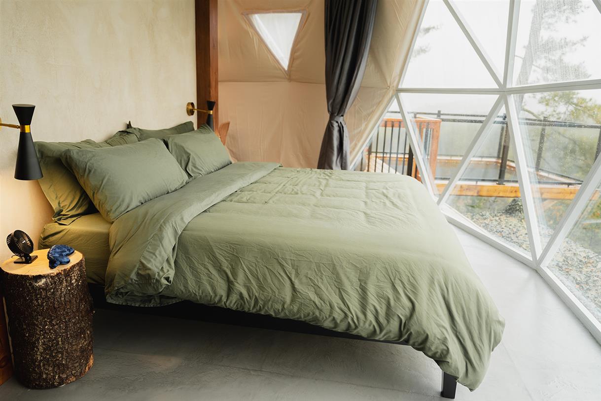 Lit king devant la vue panoramique avec fenestration en vitres