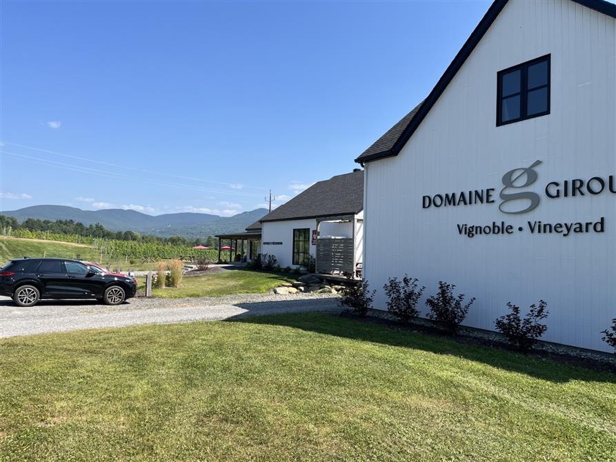 Vue des bâtiments du vignoble (&copy;Domaine Girouard)