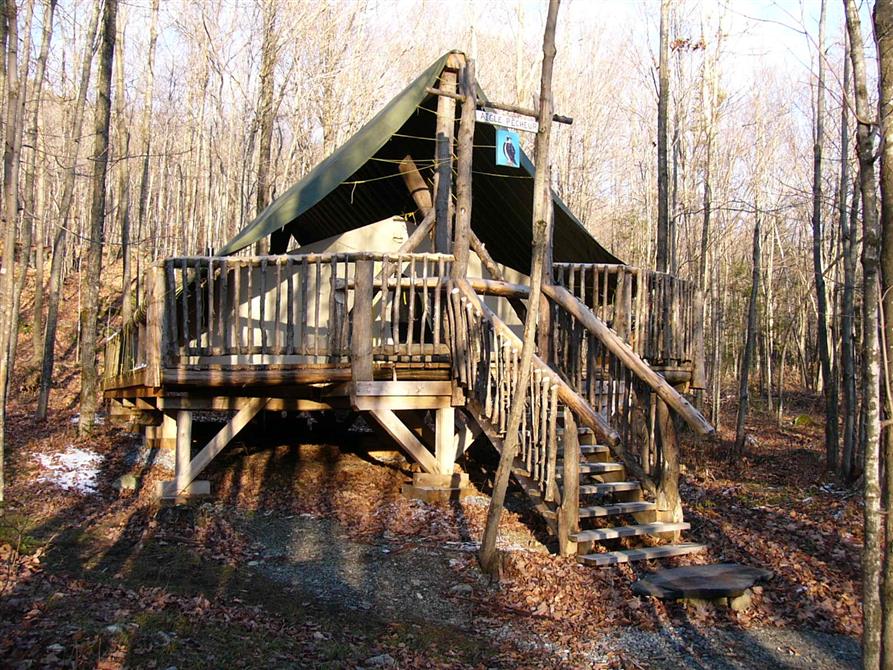 Tente prospecteur en forêt, au Mont-Ham (&copy;Parc régional du Mont-Ham)