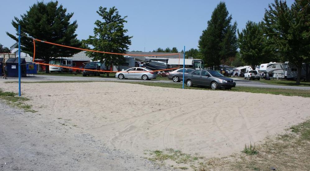 terrain volley-ball (&copy;Camping Bon-Jour)