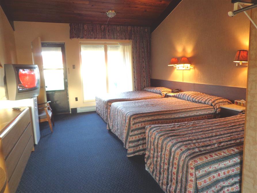 Chambre avec 2 lits doubles et 1 lit simple (&copy;Motel Bonsoir)