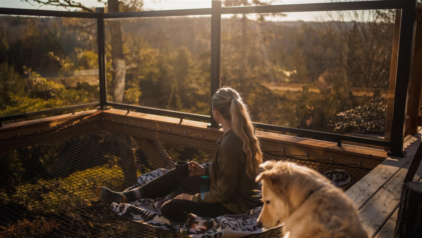 Filet suspendu pour vous détendre et admirez la vue en altitude