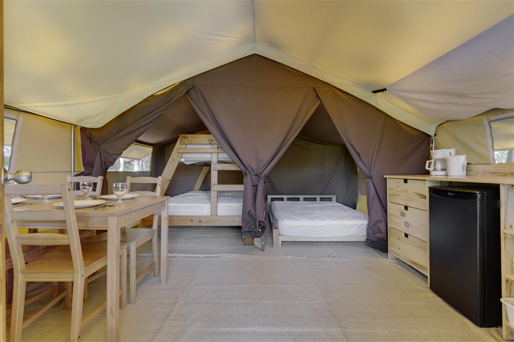 Tente prêt-à-camper (&copy;Camping Aventure Mégantic)