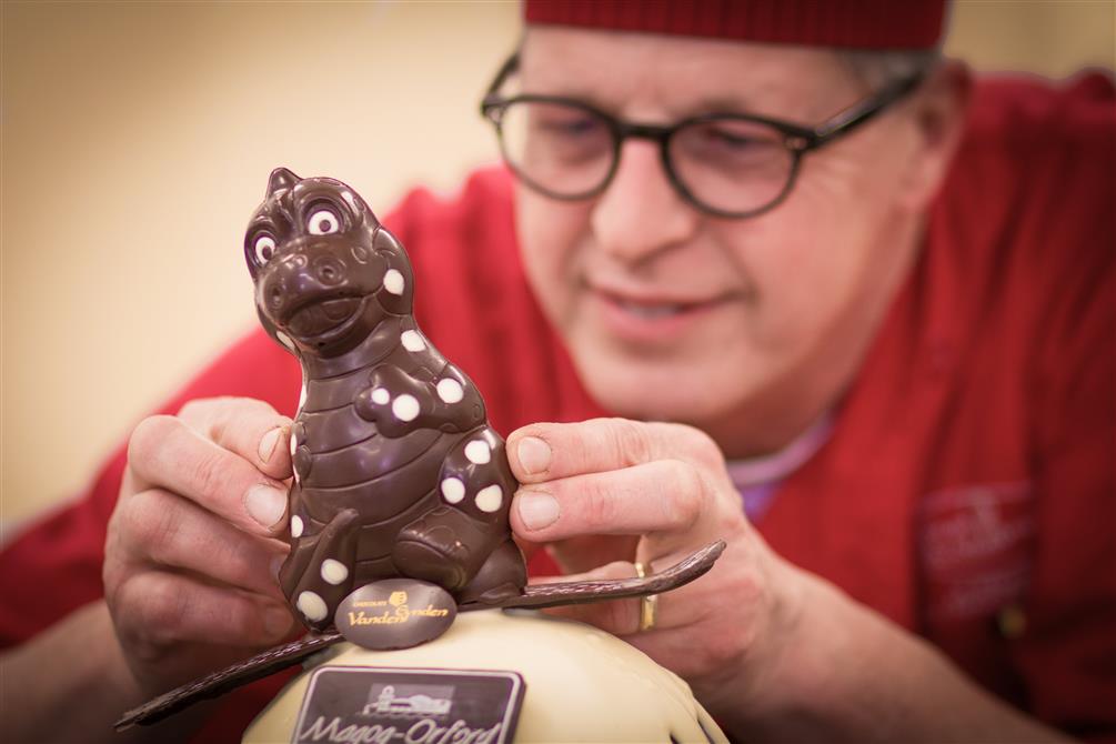 L'artisan en création (&copy;Chocolats Vanden Eynden)
