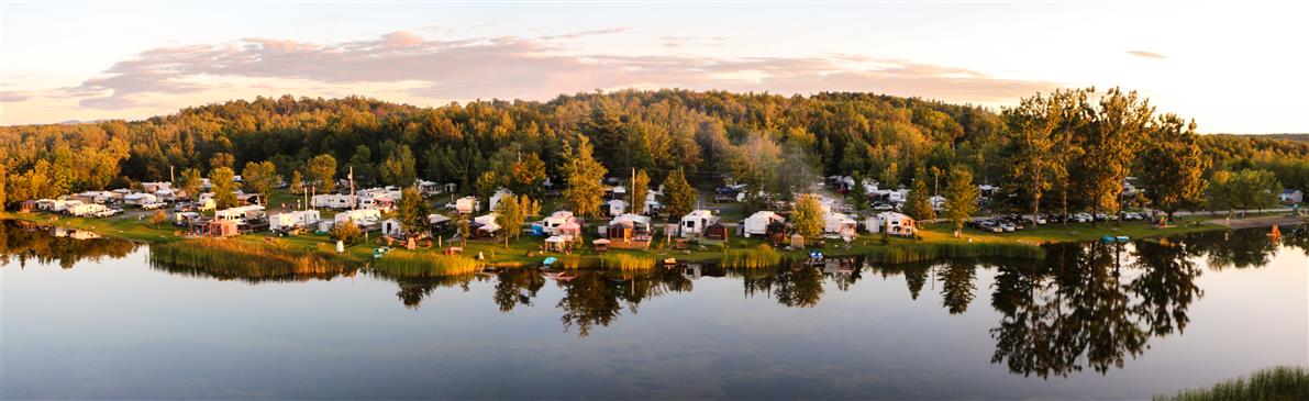 Le camping et son lac (&copy;Camping Vallée Bleue Resort)