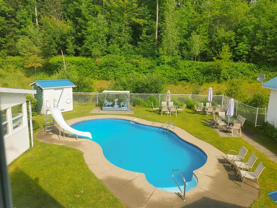 Piscine creusée et chauffée de juin à septembre (&copy;Pavillon des Mésanges)