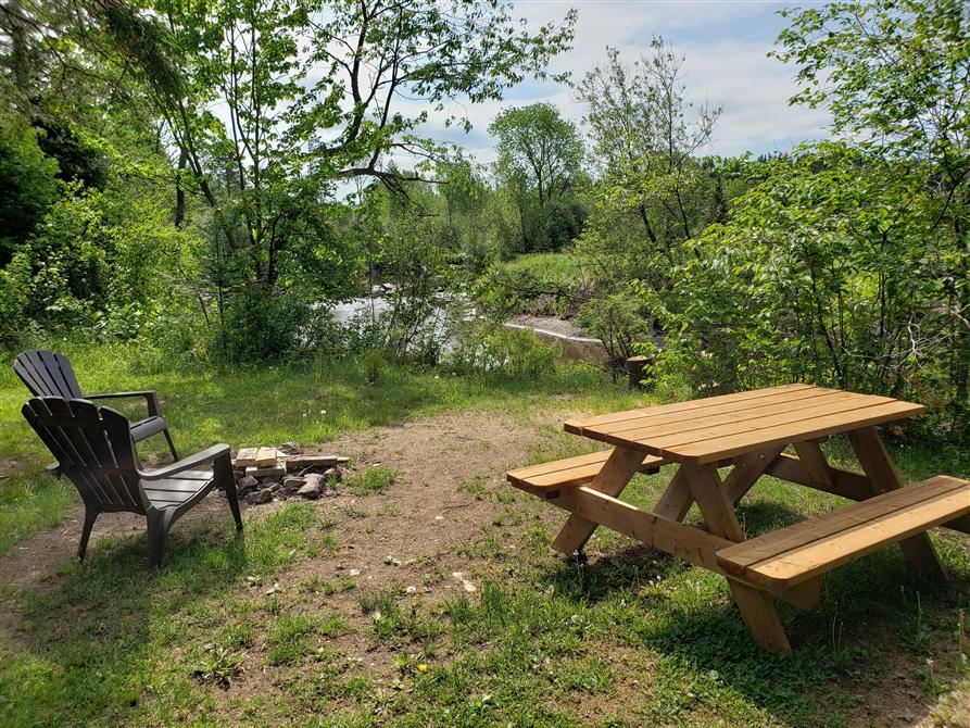 Le terrain de la gitane bordé par la rivière  (&copy;Camping de la Rivière Nicolet)