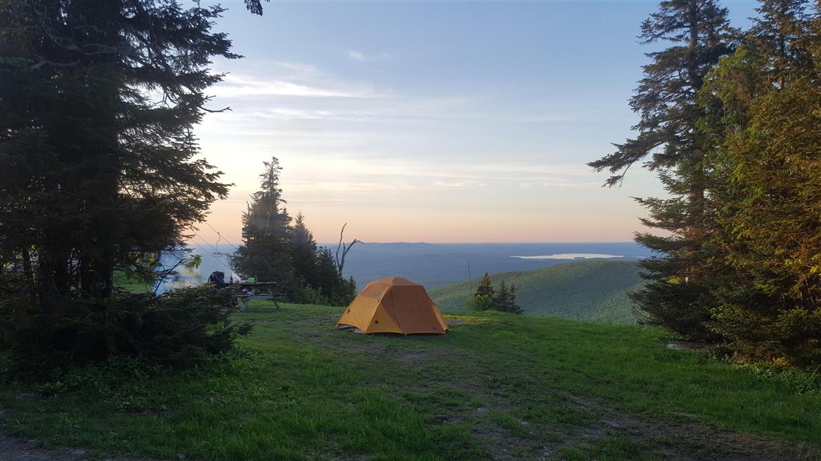 Camping rustique au sommet du Mont SUTTON