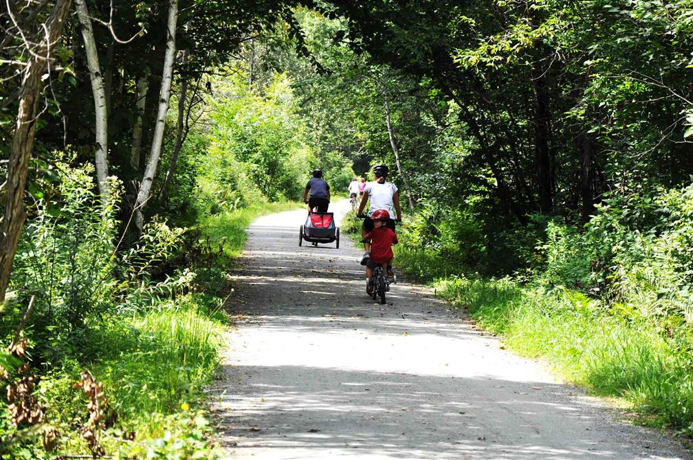 Famille en vélo sur l'Axe Massawippi (&copy;Destination Sherbrooke)