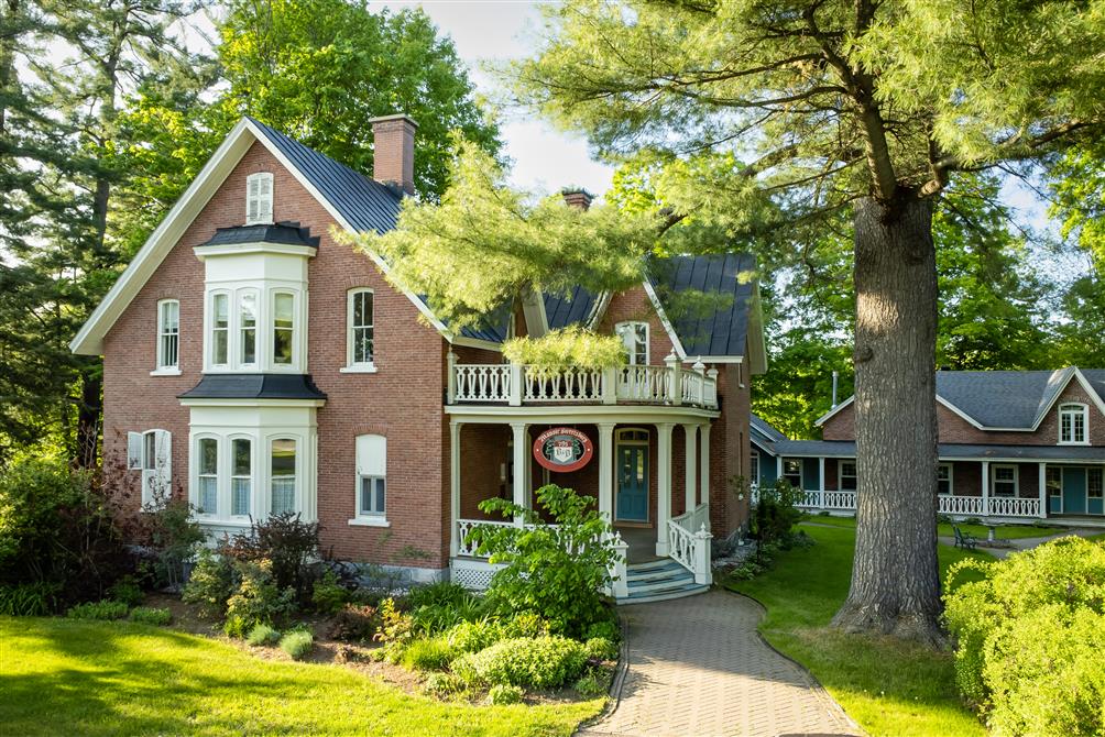 A-Drone-DJI_0584-HDR-EN ARRIVANT- VERS L'ENTRÉE AÉRIEN-TOP 10 (&copy;MANOIR SWEETSBURG)