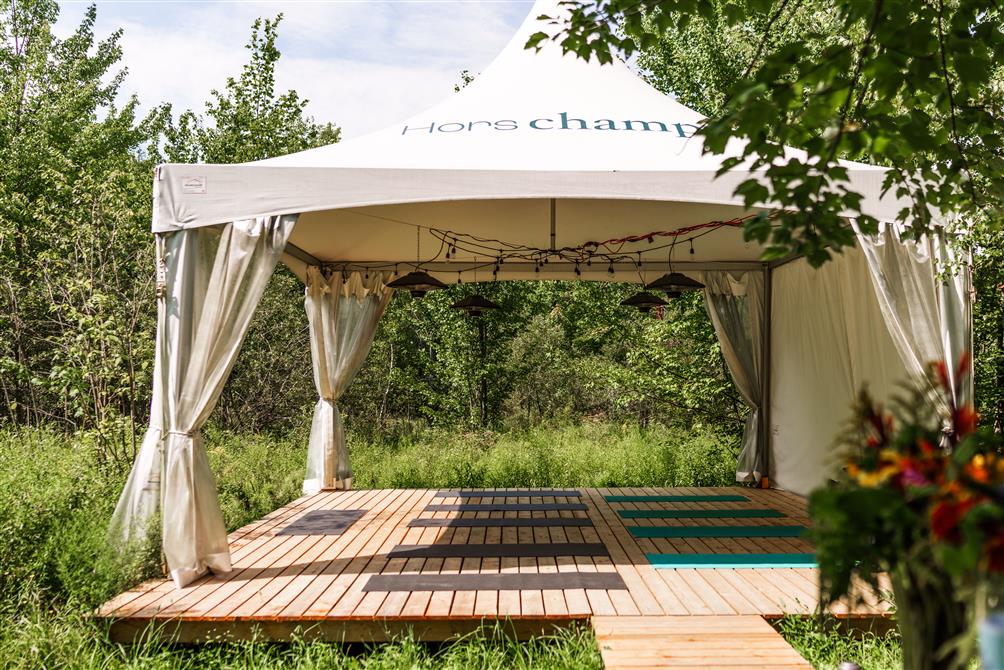 Chapiteau en mode yoga (&copy;Charles & Annie Photographie 2024)