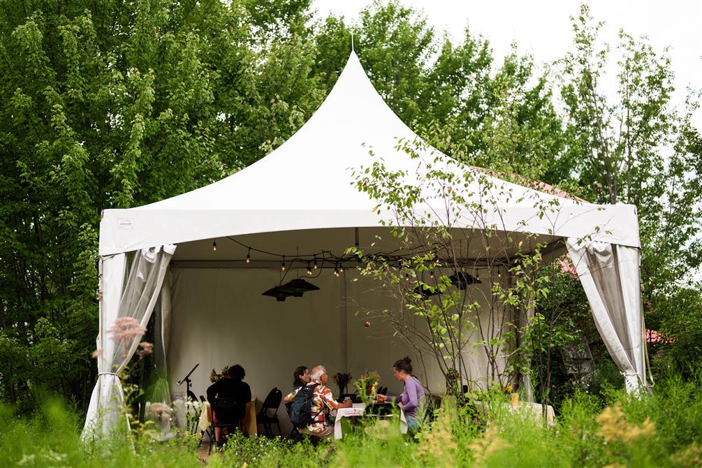 Chapiteau en mode réception (&copy;Charles & Annie Photographie 2024)