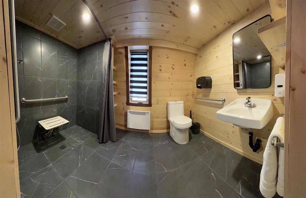 Apodis - salle de bain adapté  (&copy;Camping Aventure Mégantic)