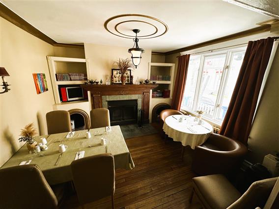 Auberge Le Petit St-Andre crédit AMLacombe - Petit salon 1