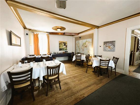 Auberge Le Petit St-Andre crédit AMLacombe - Salle principale 1