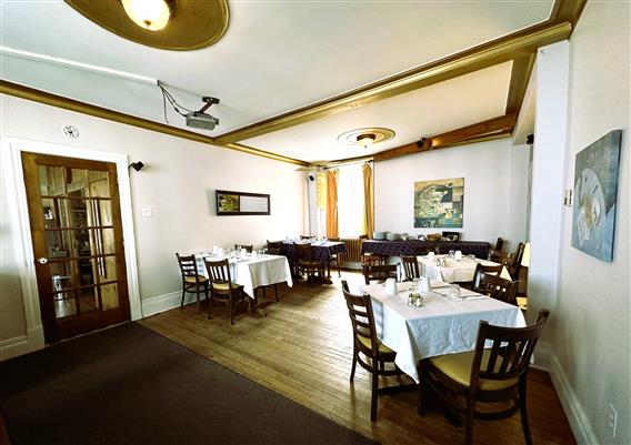 Auberge Le Petit St-Andre crédit AMLacombe - Salle principale 2