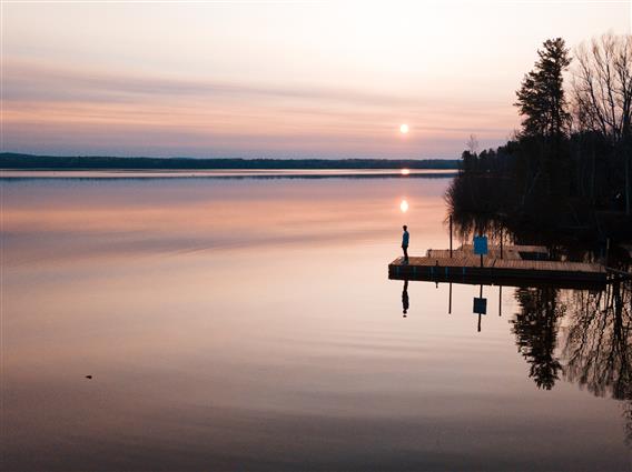 Auberge du lac taureau_Été-Quai-Lever-de-soleil