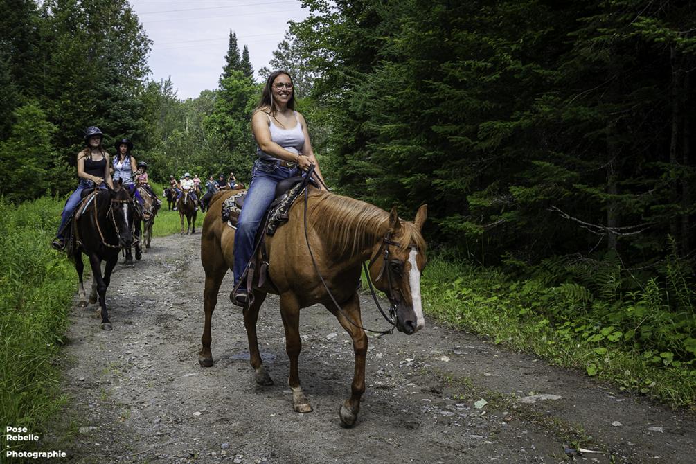 Randonnée guidée en forêt à cheval (&copy;Ranch Winslow - Pose Rebelle)