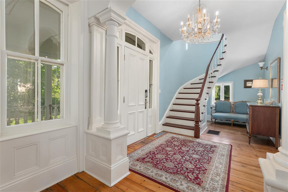 C-Entrée-YD1_4751-HALL D'ENTRÉE AVEC L'ESCALIER-TOP 10 (&copy;MANOIR SWEETSBURG )