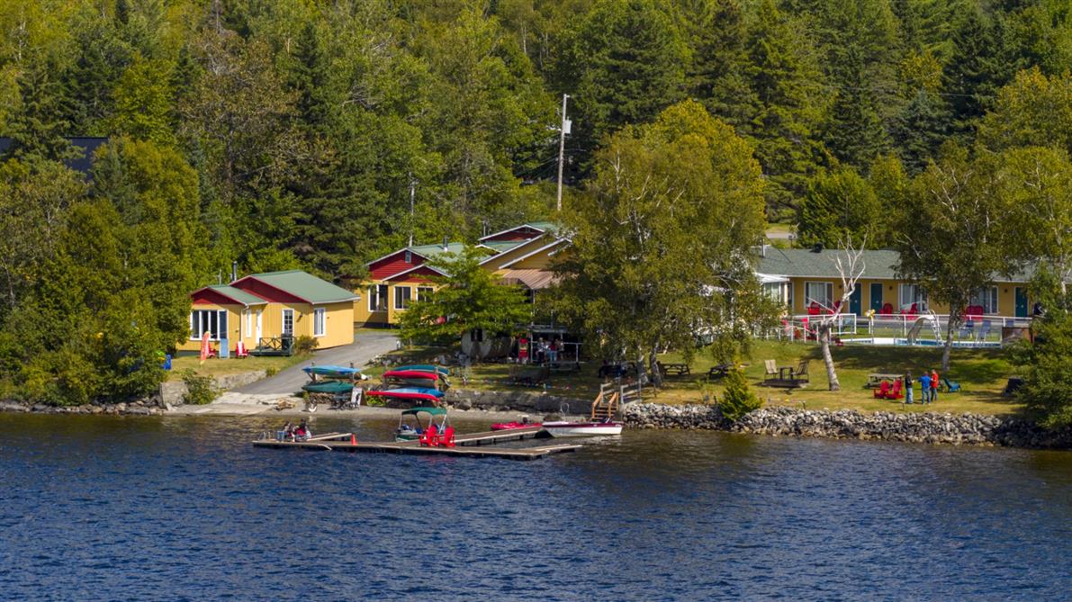 Une auberge au bord du lac avec une marina et piscine! (&copy;Auberge et chalets sur le Lac)