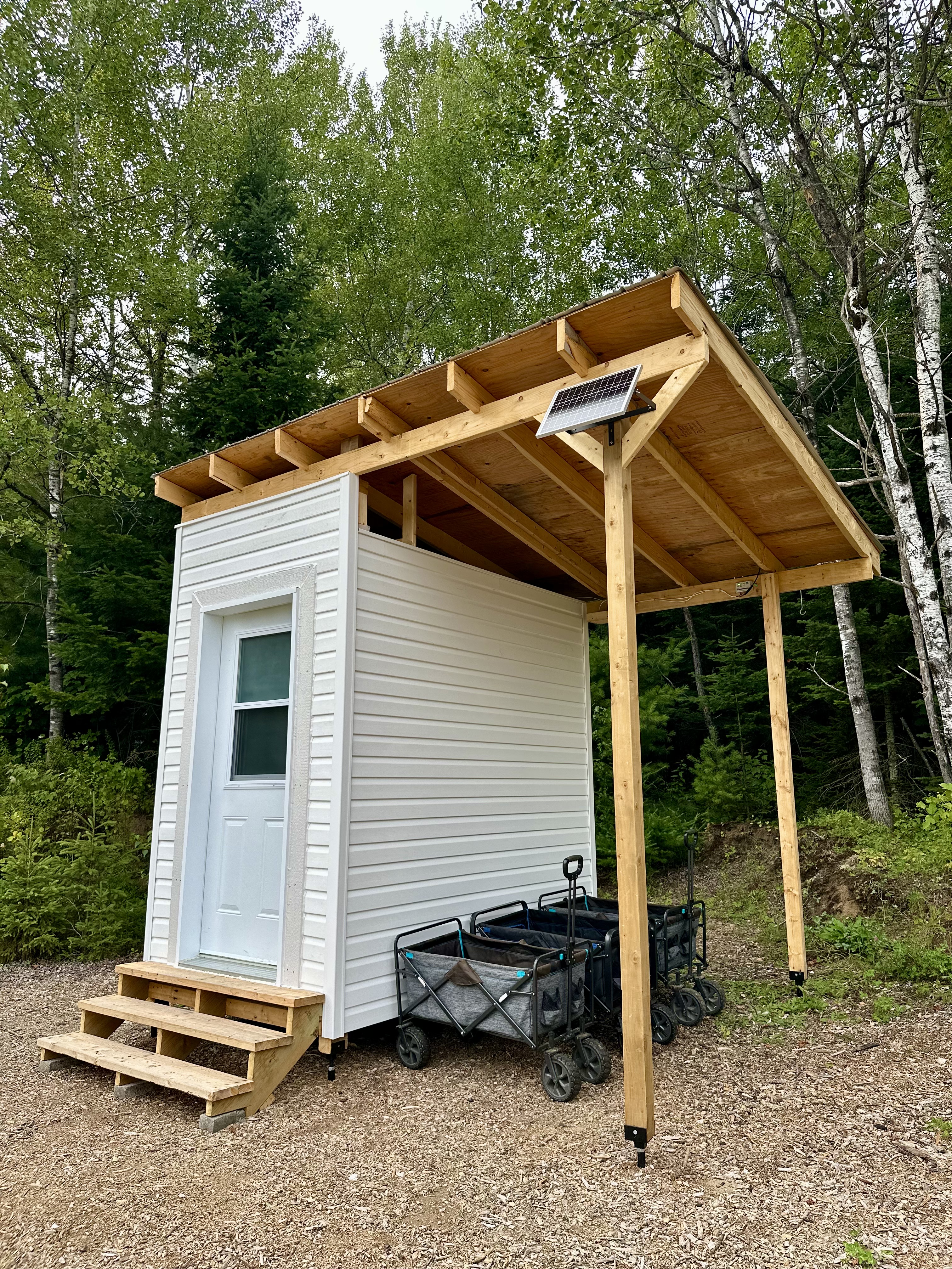 Cabane de douche avec chariots à bagages