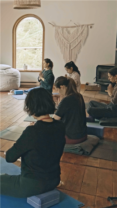 Cours de yoga à l'intérieur de l'auberge (&copy;Béatrice Vu)