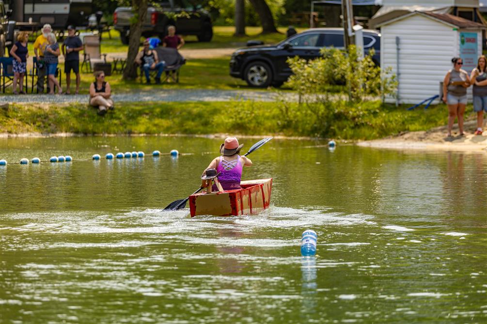 Concours de bateaux en cartons (&copy;Camping Melbourne Estrie)