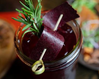 Sangria cassis, baie de genièvre & romarin