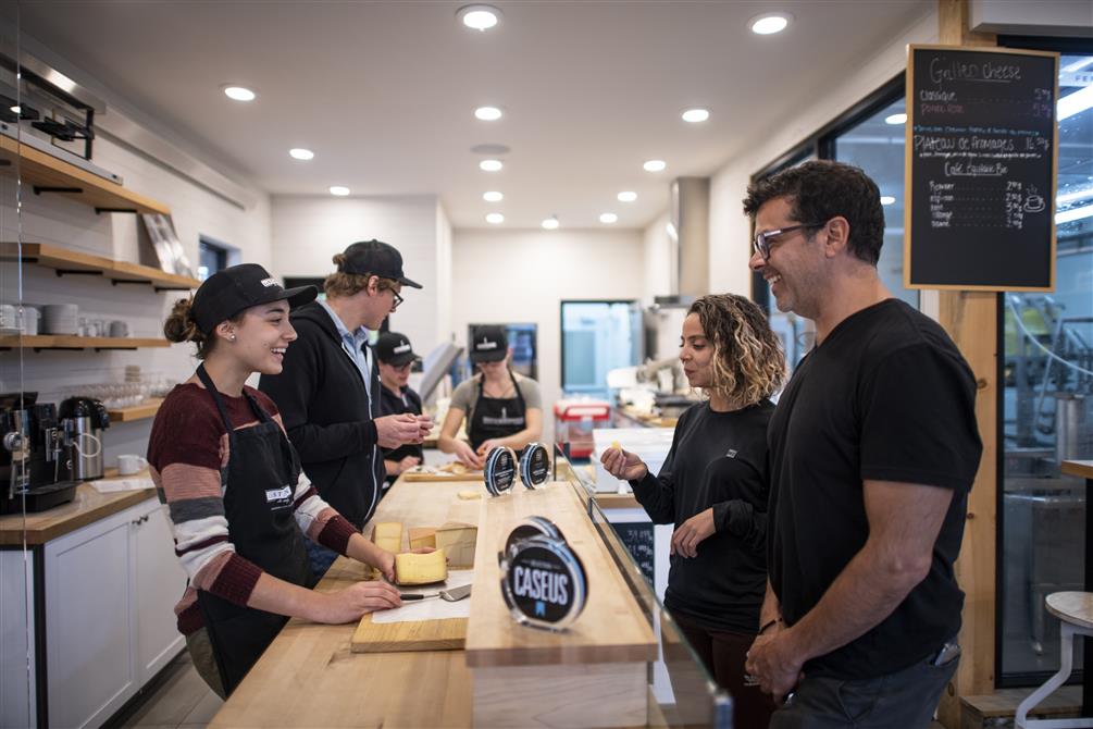 Dégustation en boutique (&copy;GouvQC_Gaelle_Leroyer)