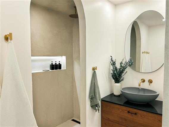 Salle de bain haut de gamme avec douche italienne et toilette standard