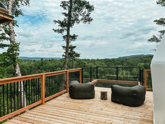 Grande terrasse en bois avec filet suspendu et vue panoramique