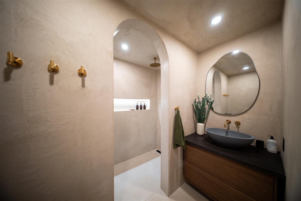 Salle de bain haut de gamme avec douche à l'italienne
