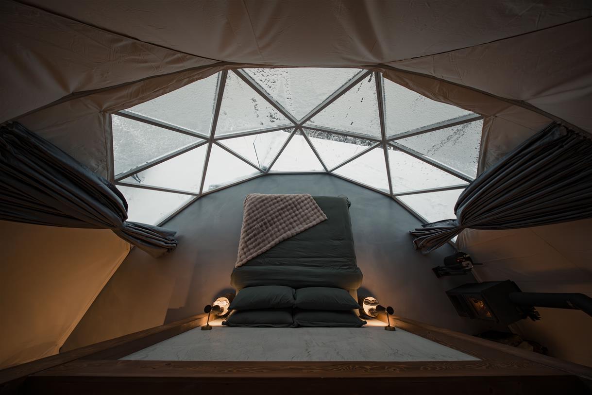 Vue d'ensemble de la chambre avec lit King devant la vue panoramique