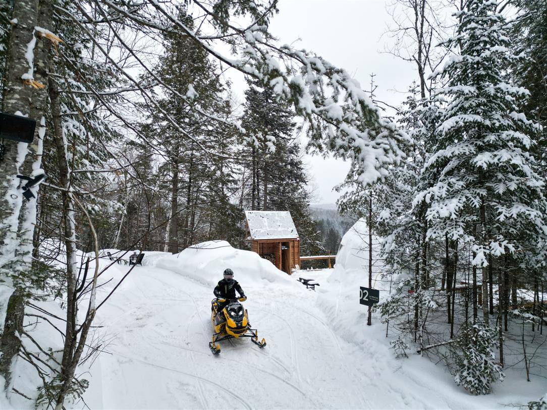 À proximité des sentiers de VTT et de motoneige