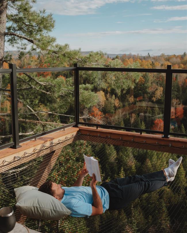 Détendez-vous dans un filet suspendu dans la cime des arbres