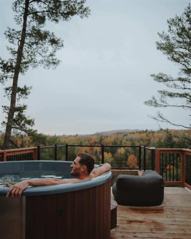 Profiter de la vue panoramique depuis votre spa scandinave privé