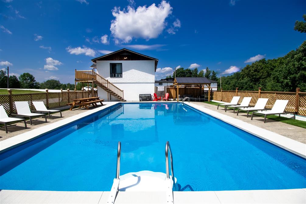 Piscine extérieure (&copy;Les Chalets Nature)