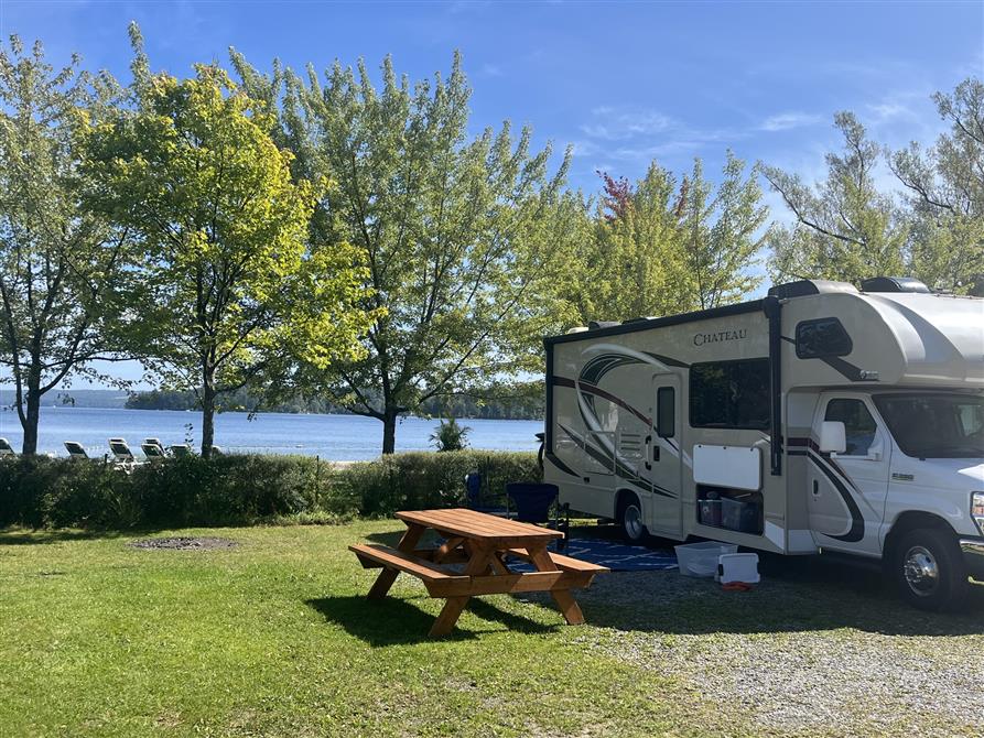 Emplacement de camping près du lac (&copy;Luc Bernier)