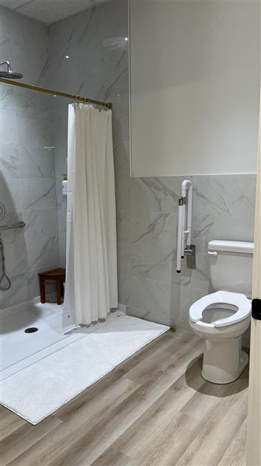 Grande douche avec toilette (&copy;L'Espace Bi )