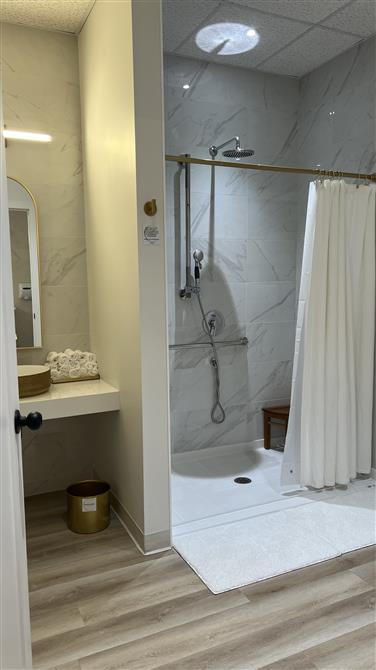 Grande douche avec toilette (&copy;L'Espace Bi )