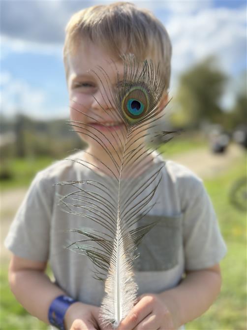 Enfant, plume de paon (&copy;Cinézoo)