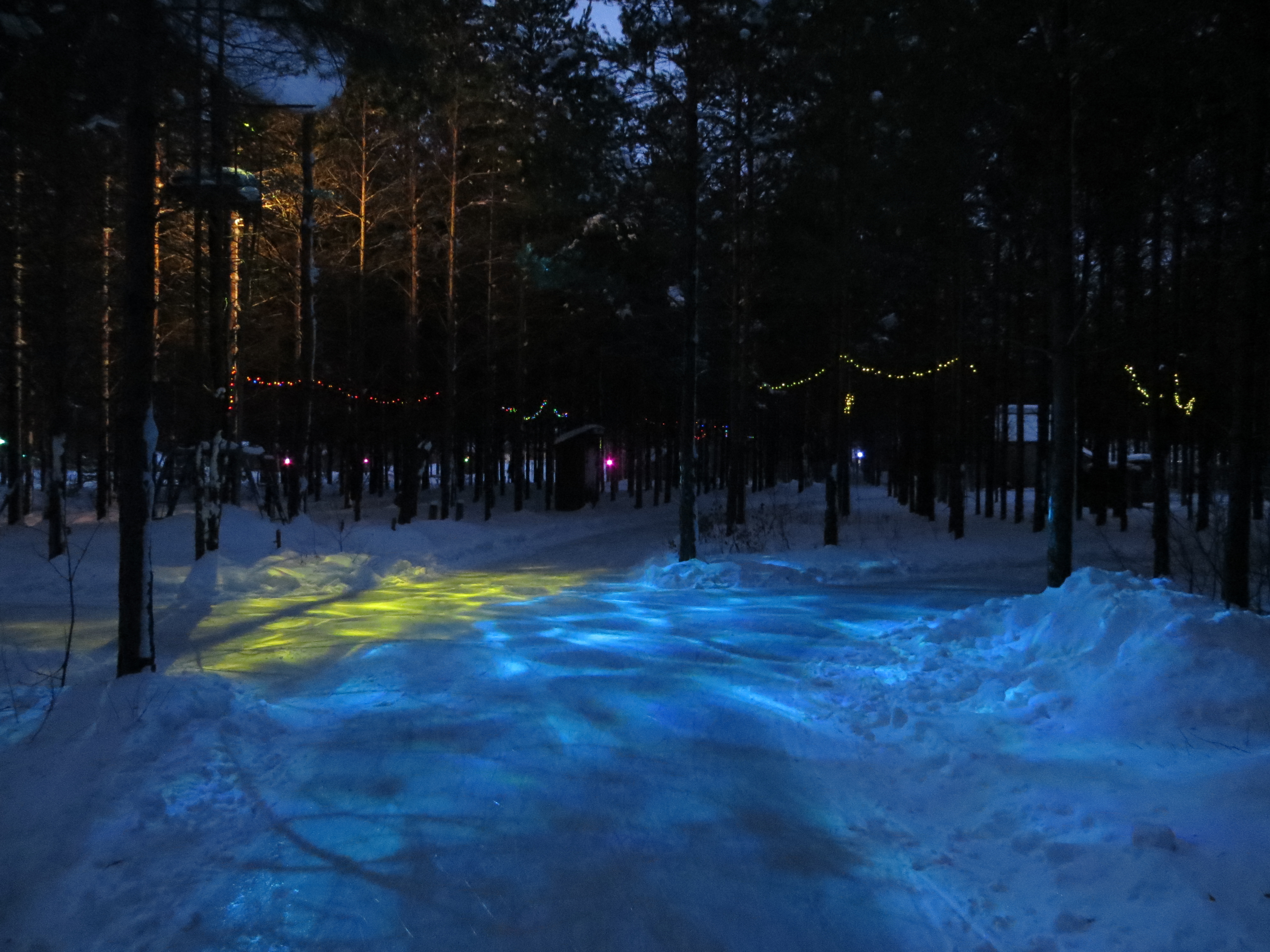 Sentiers glacés illuminée en soirée au Domaine