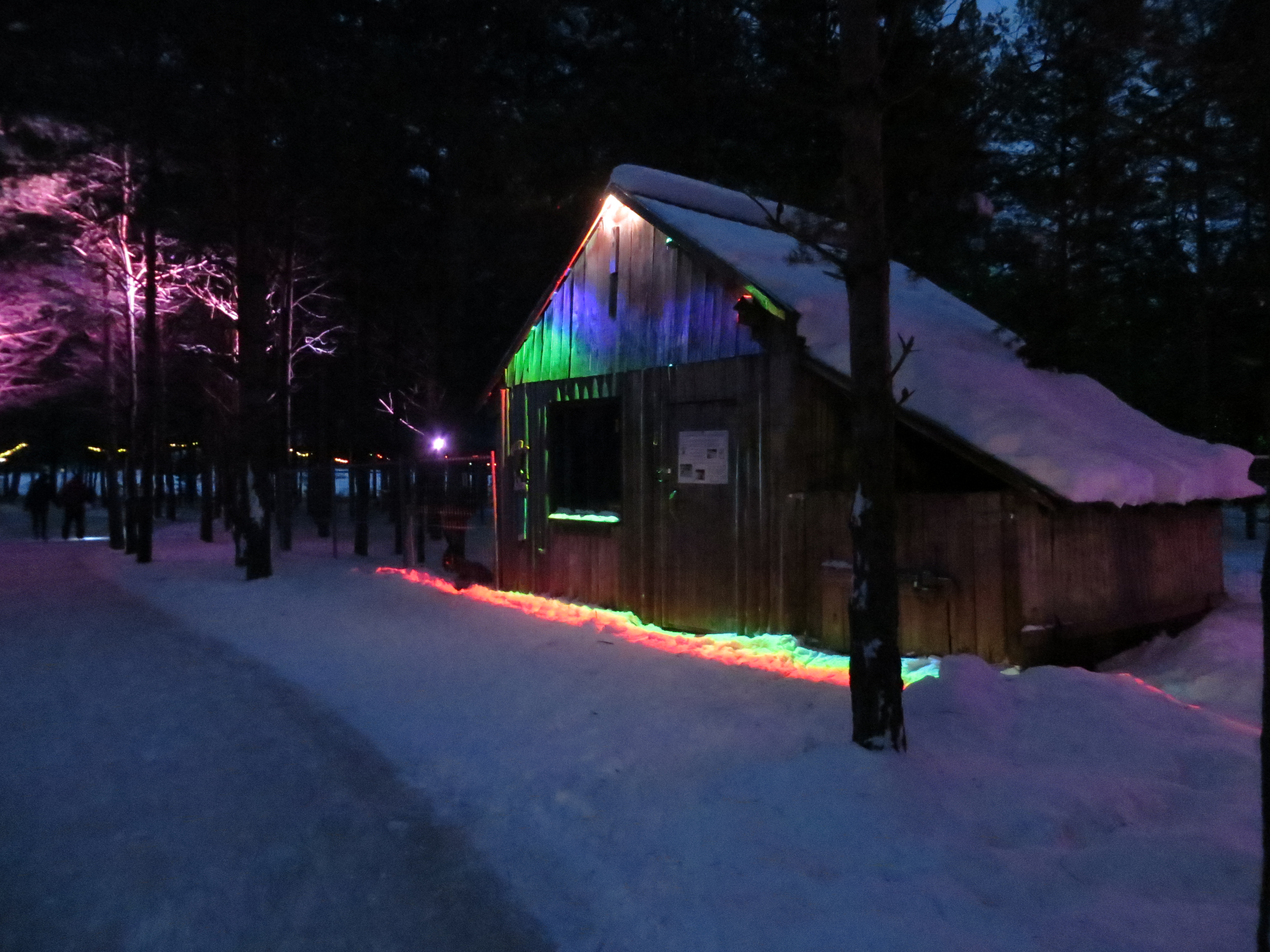 Sentiers de patinage illuminés en soirée au Domaine